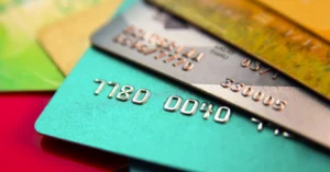 Anuidade do cartão: como e quando negociar isenção, solicitar downgrade ou trocar de produto