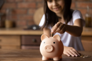Como orientar seus filhos sobre finanças? Sugestões de mesada e educação financeira conforme a idade