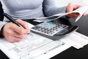 Como analisar contratos e assinaturas para diminuir seus custos fixos em 2026?