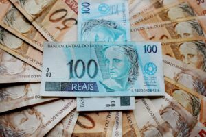 Desafios e oportunidades nos empréstimos pessoais sem garantia após a alta da Selic