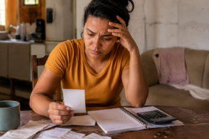 Por que pessoas que recebem até 2 salários mínimos enfrentam mais restrições de crédito?